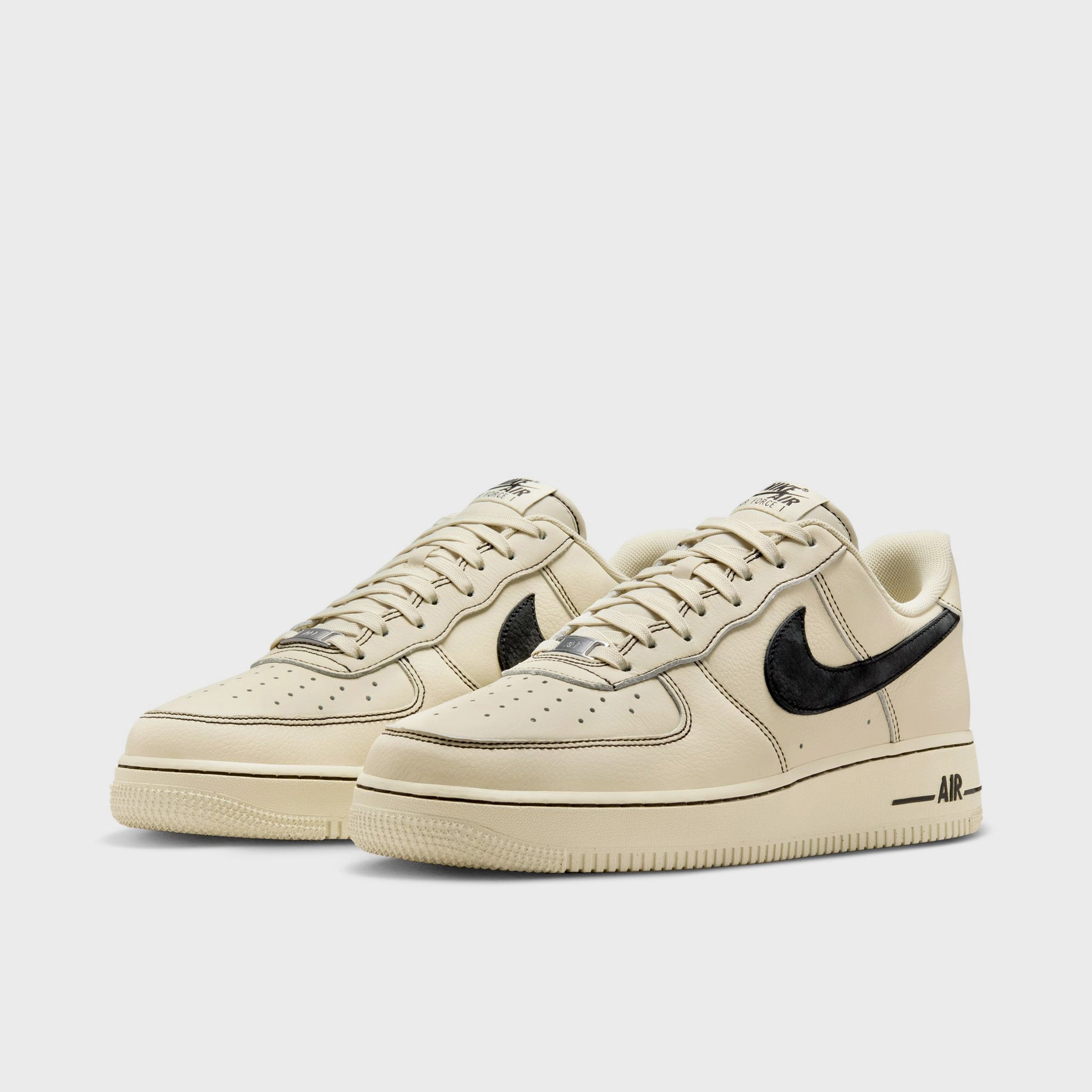 Enhanced Traction Pattern Foot Balance Zone Nike Air Force 1 '07 LV8 Light Khaki / Black
