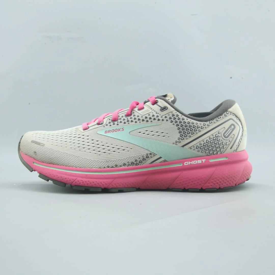 running in a volleyball court area shoes BROOKS GHOST 14