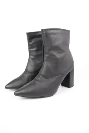 Sophia Boots In Black Soft Padding