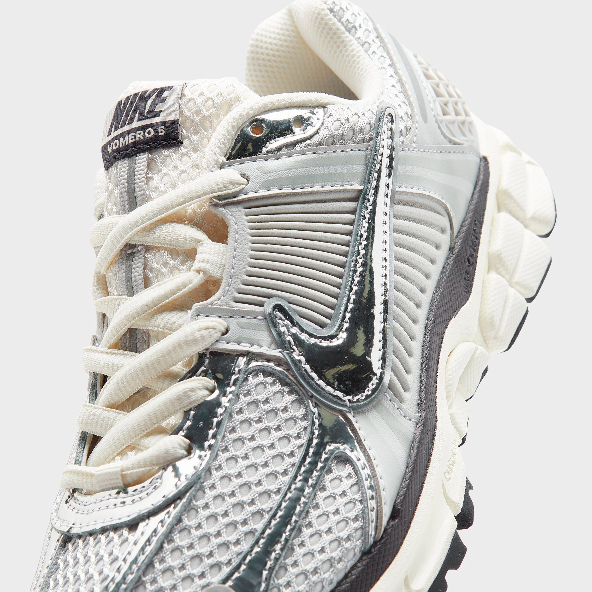 Nike Women's Zoom Vomero 5 Photon Dust / Chrome - Gridiron Port Path Comfort experience