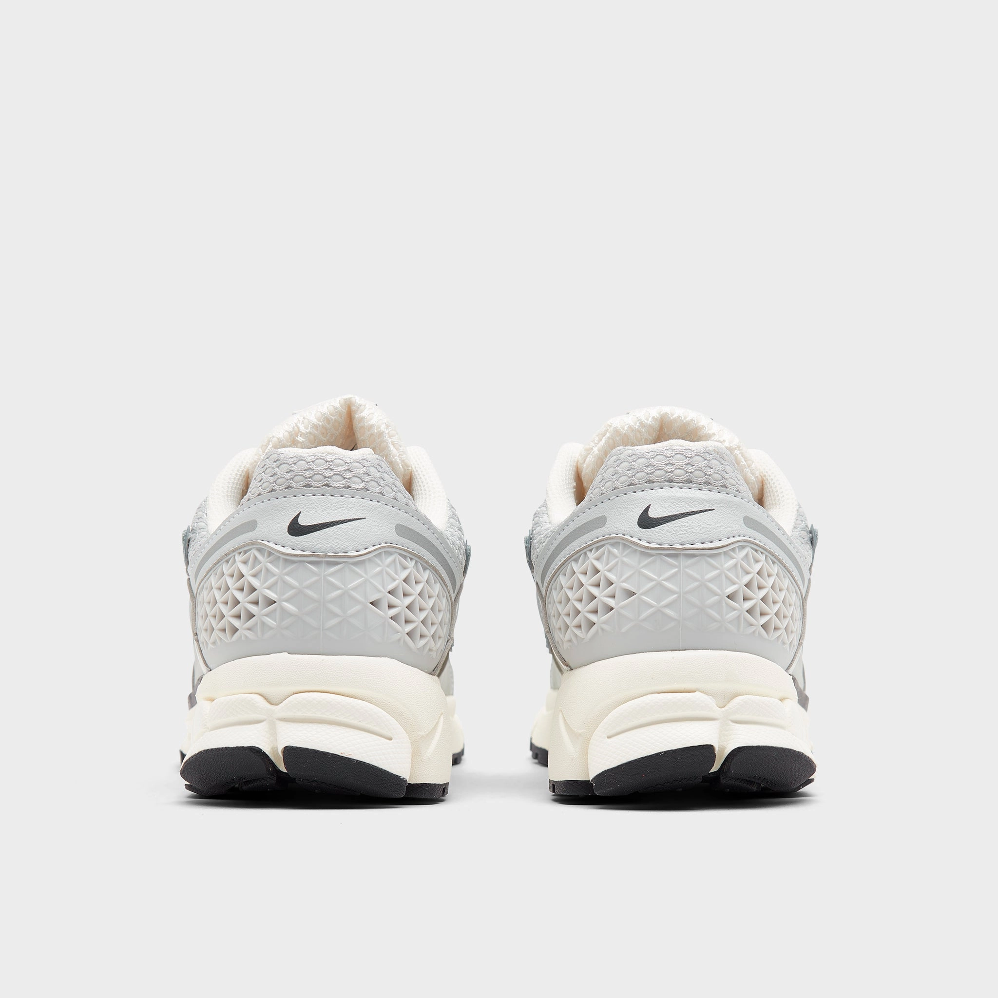 Nike Women's Zoom Vomero 5 Photon Dust / Chrome - Gridiron Urban Fashion