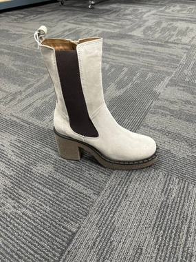 Women's Hartful Boots In White Hard Ground