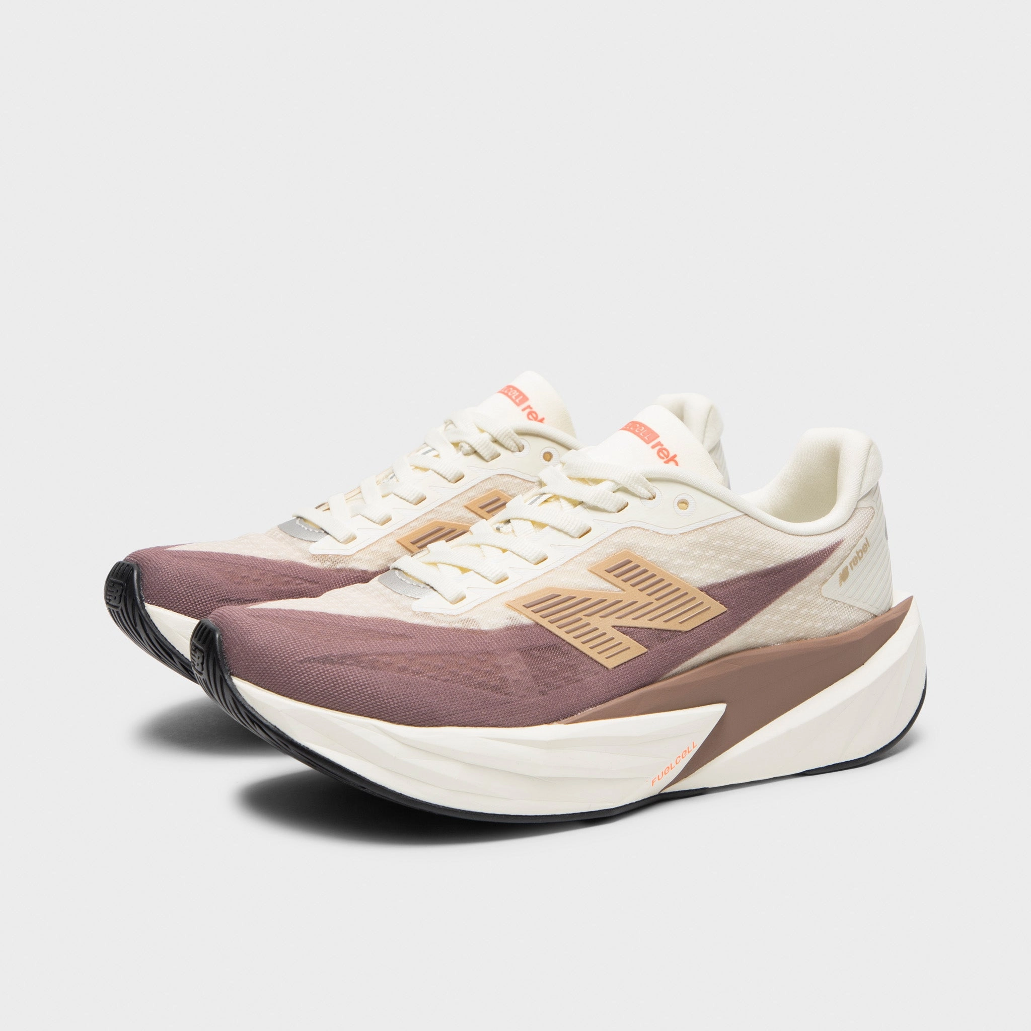 surfing - running shoes New Balance Women's FuelCell Rebel v5 Angora / Earth Shadow