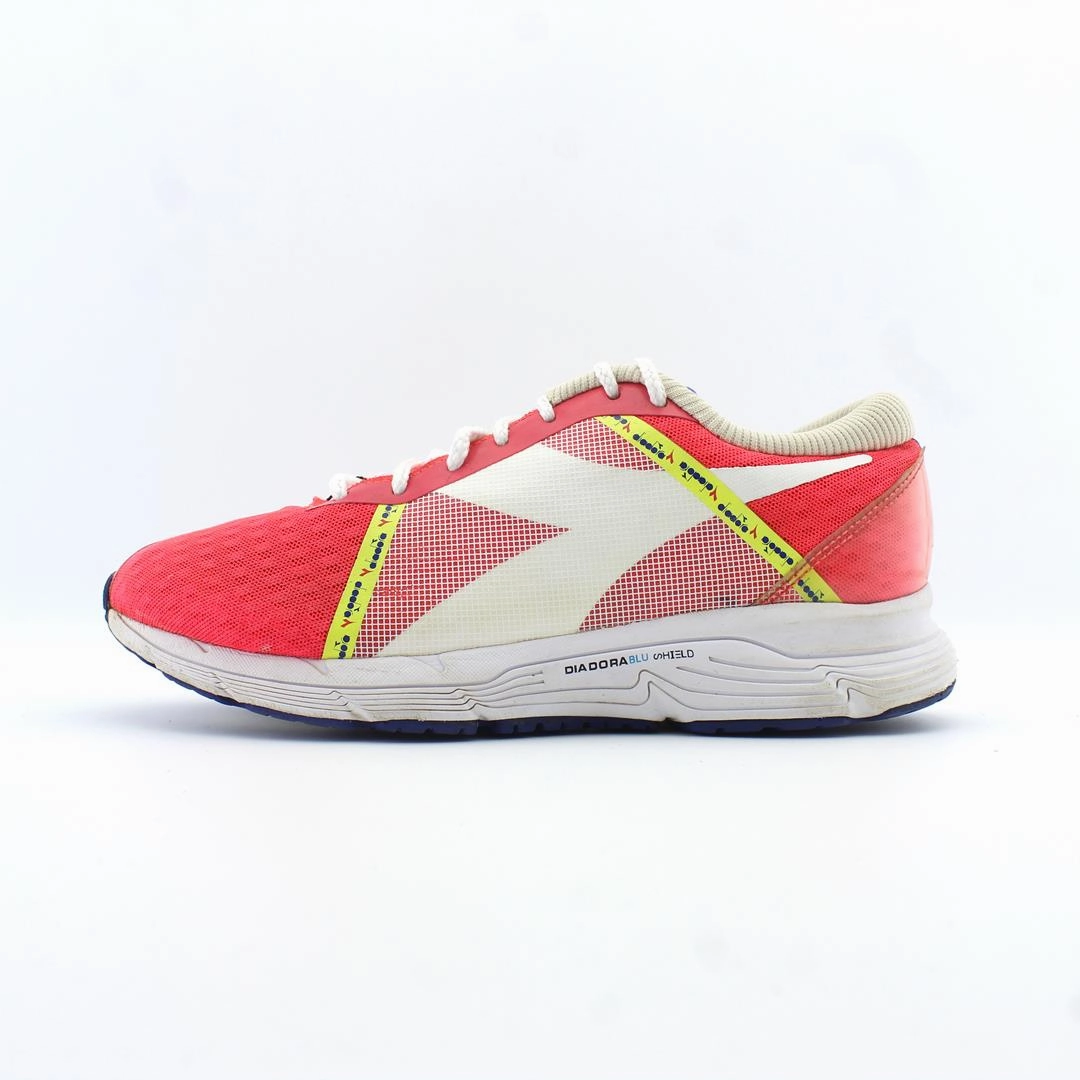 running on concrete fashionable running footwear DIADORA MYTHOS ELITE 3