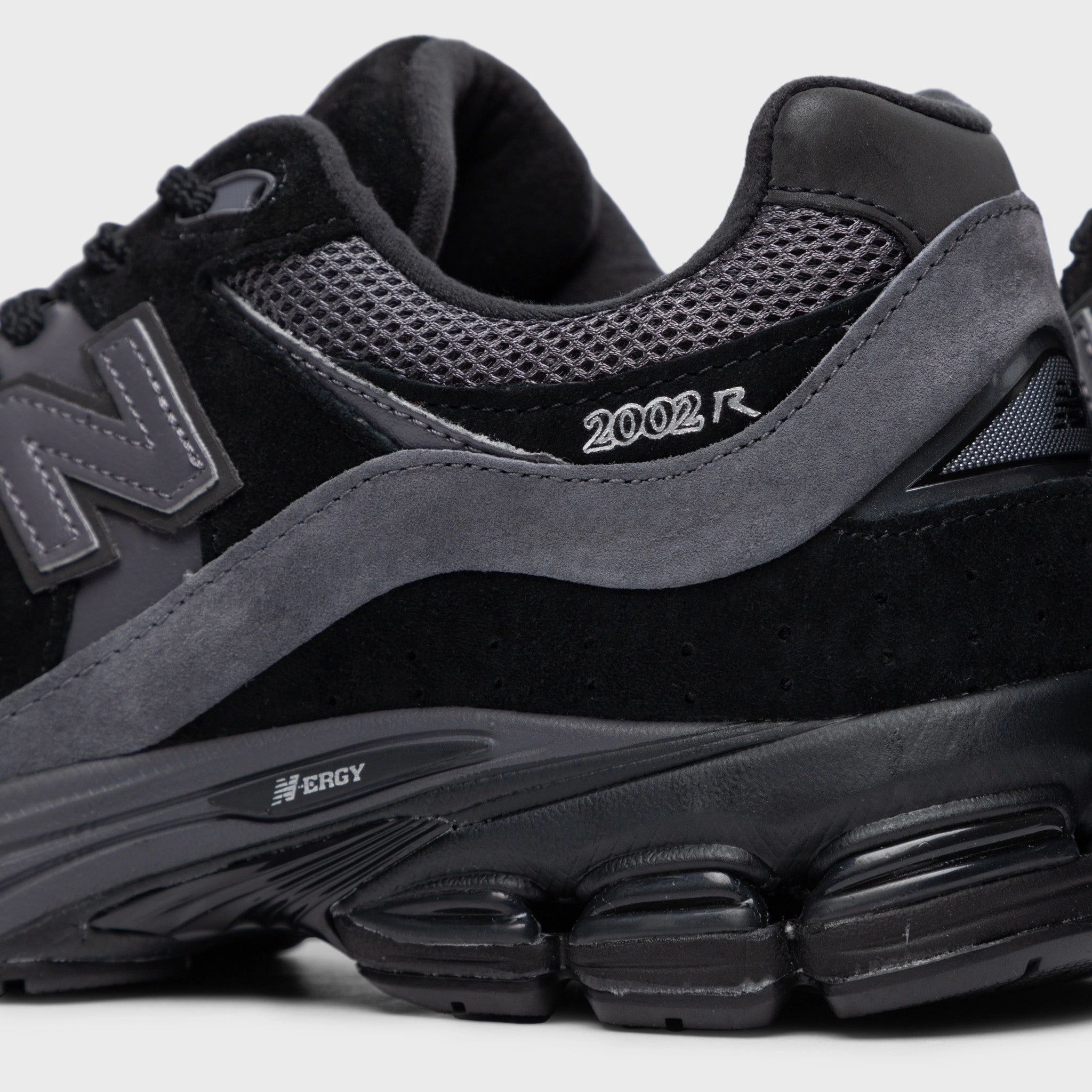 high - top shoe type New Balance M2002RBL Black / Black