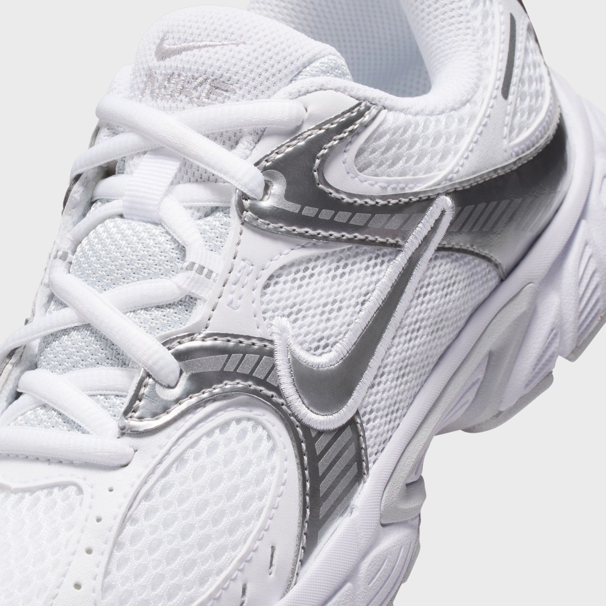 Nike V5 RNR GS White / Metallic Silver - Pure Platinum Relaxed Motion Beach Trek