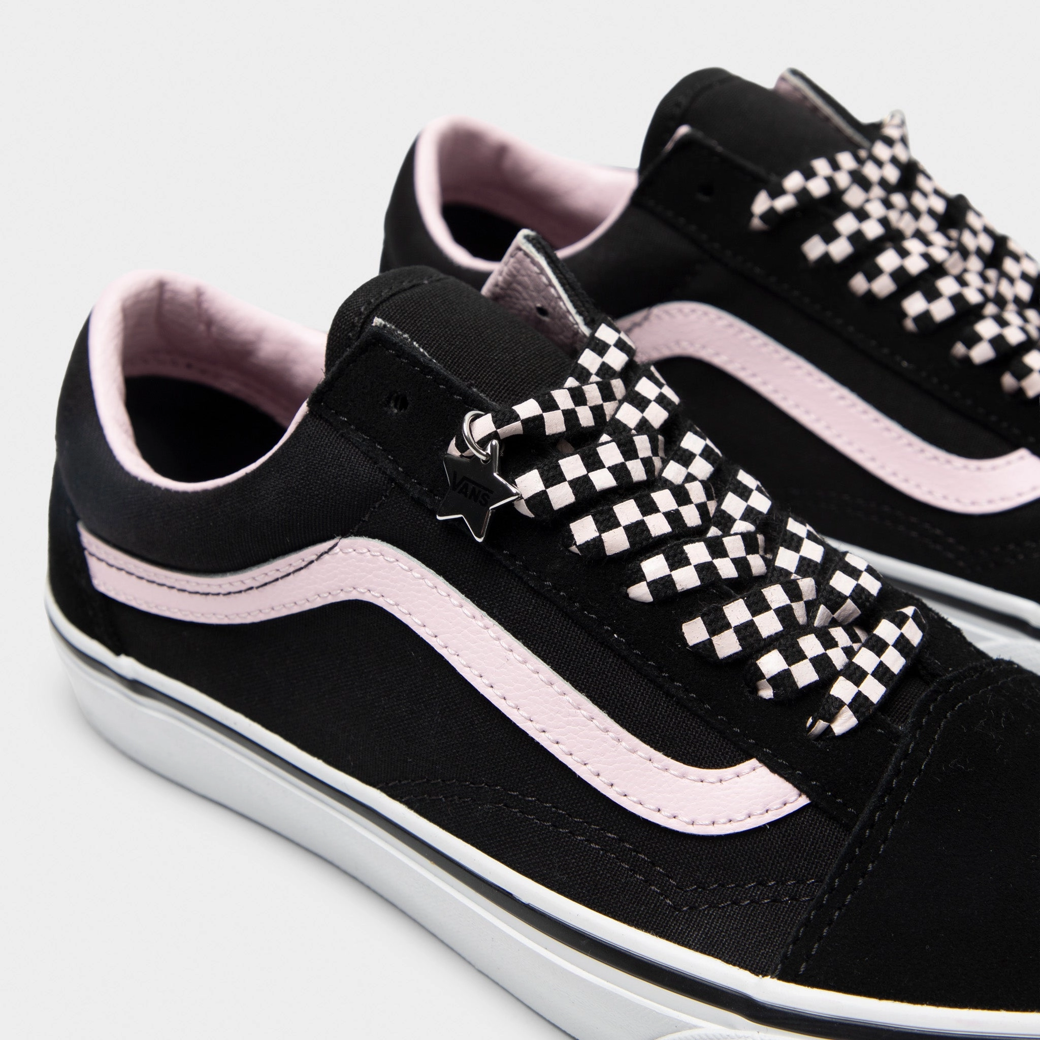 Stylish Minimal Petal Jog Vans Old Skool Black / White Charms