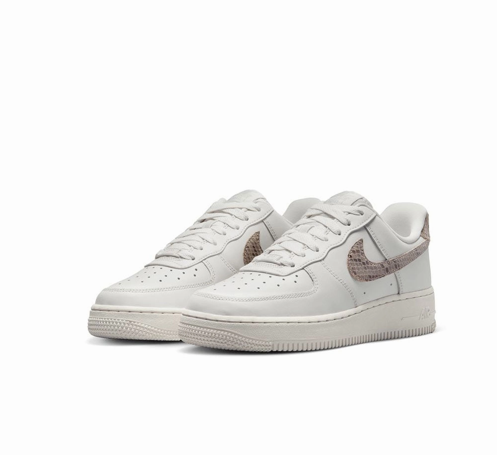 WOMEN'S AIR FORCE 1 '07 Balanced Stack Height Breathable Feel