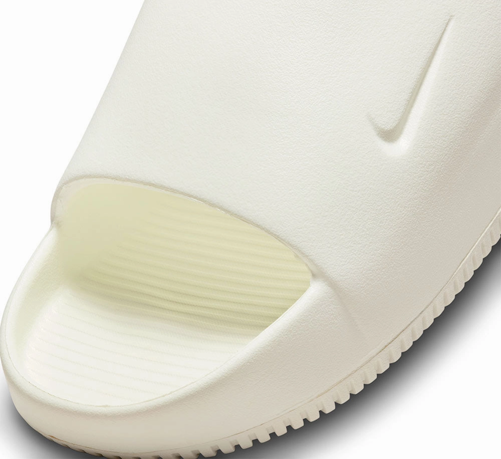EVAOutsole Textured Tread WOMEN'S NIKE CALM SLIDE