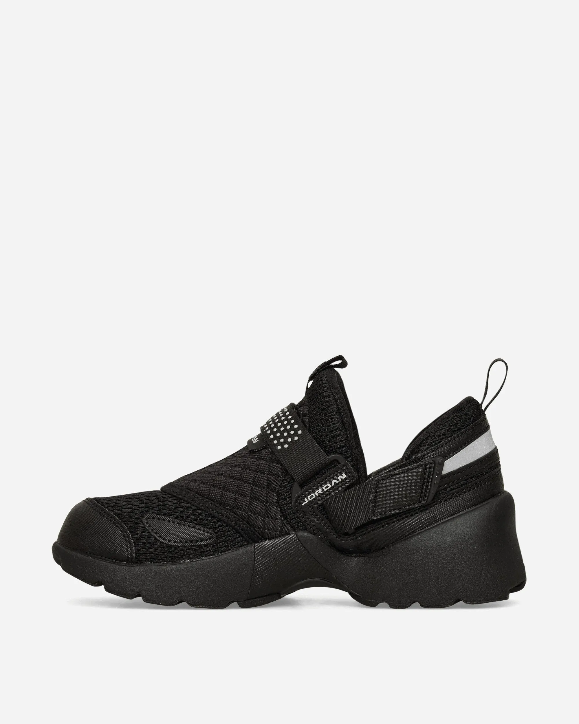 Seamless Upper Construction Chill Walk Women's Jordan Trunner LX Sneakers Black
