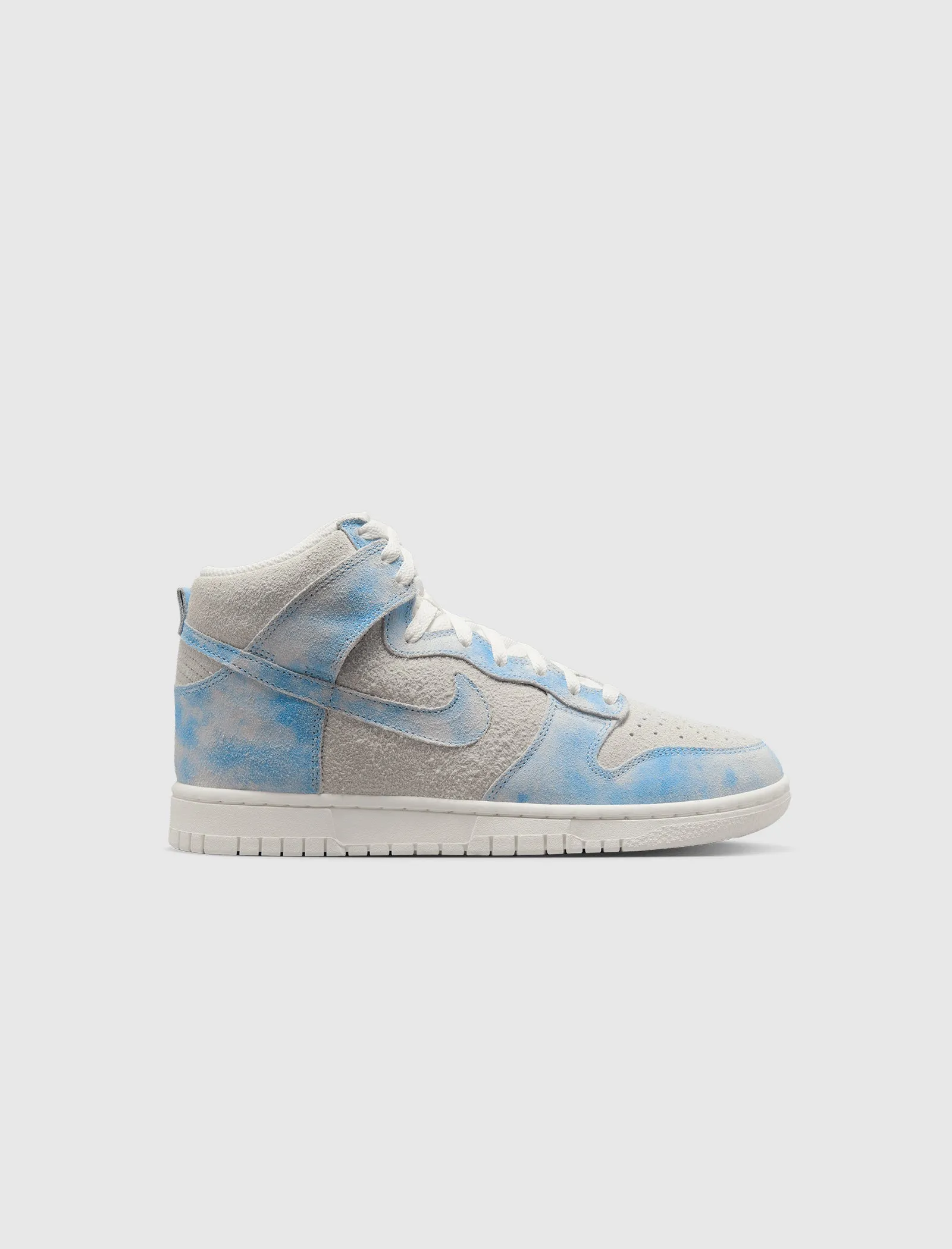 Hiking Buckle Fit WOMEN'S NIKE DUNK HIGH SE "CLOUDS"