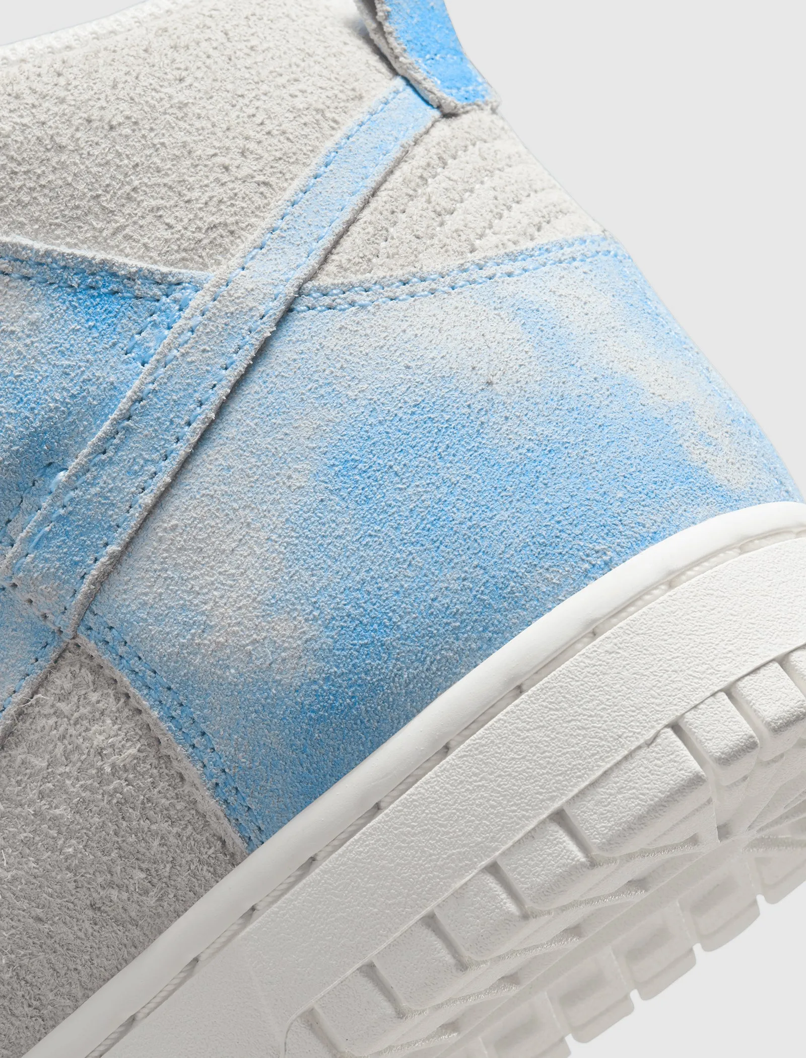 Star Walk WOMEN'S NIKE DUNK HIGH SE "CLOUDS"