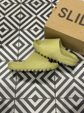 Yeezy Slide Resin (Taille 40,5) Weekend Fit Vibration Dampening Tech