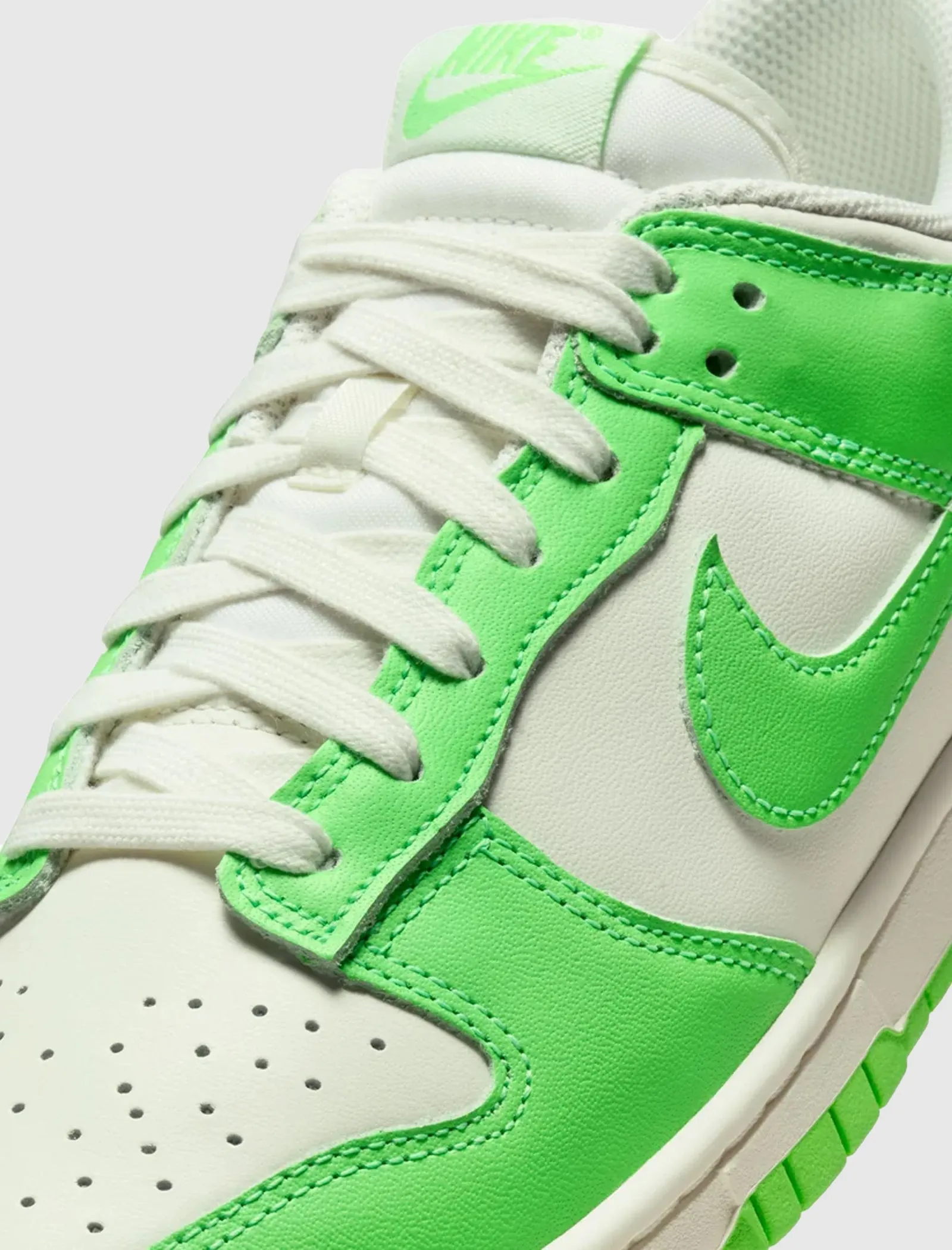 WOMEN'S DUNK LOW "GREEN STRIKE" Hot Day